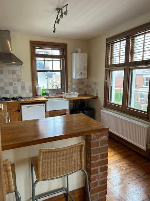 Bright, spacious flat close to beach, Cliff Road Apartment in Sheringham