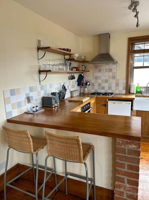 Bright, spacious flat close to beach, Cliff Road Apartment in Sheringham