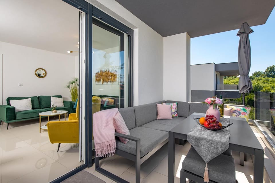 Day, Balcony/Terrace, Living room, Seating area