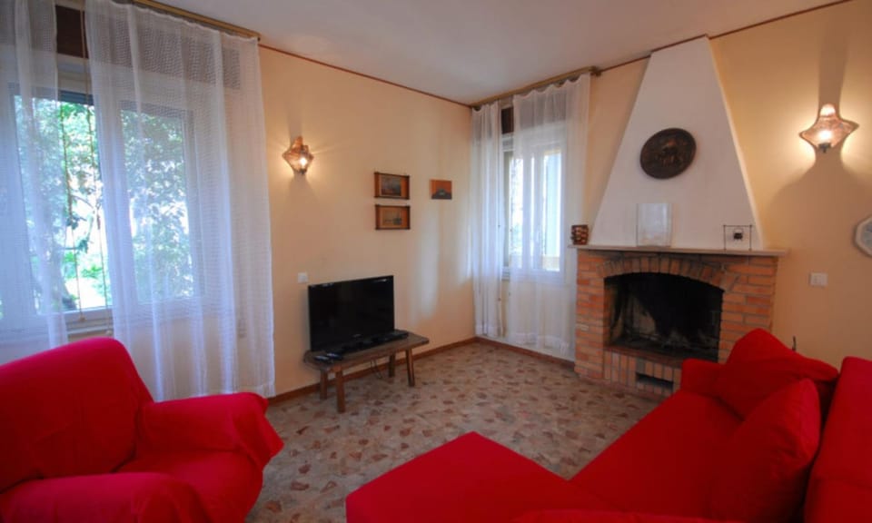 Communal lounge/ TV room, Seating area, fireplace