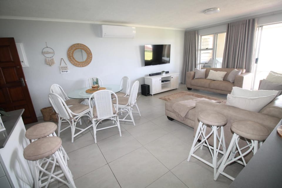 Living room, Photo of the whole room, Seating area, Dining area