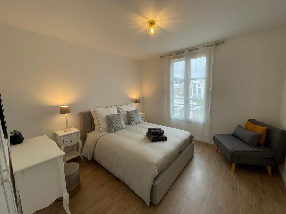 Photo of the whole room, Bedroom