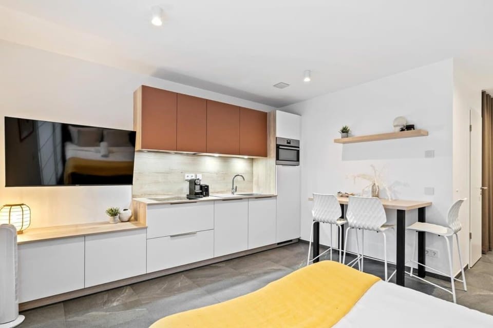 Bed, Kitchen or kitchenette, Photo of the whole room, Dining area, Bedroom, oven, stove