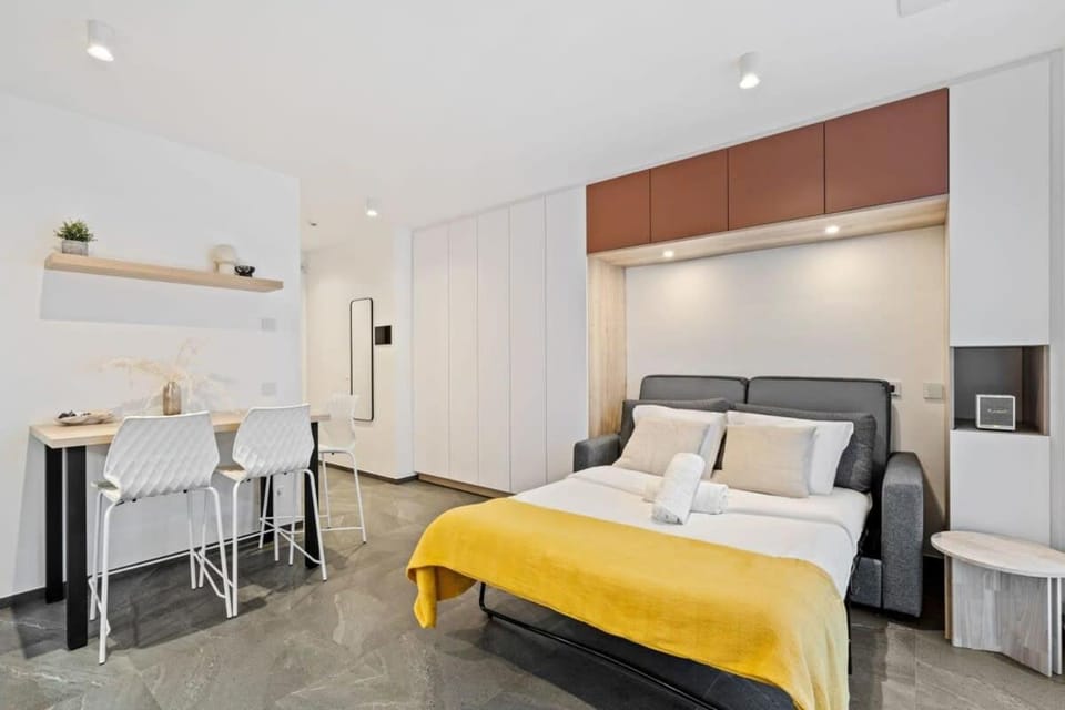 Bed, Photo of the whole room, Seating area, Dining area, Bedroom