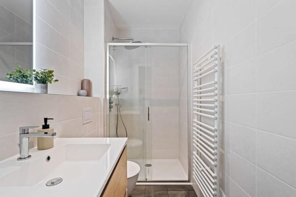 Shower, Toilet, Bathroom, towels