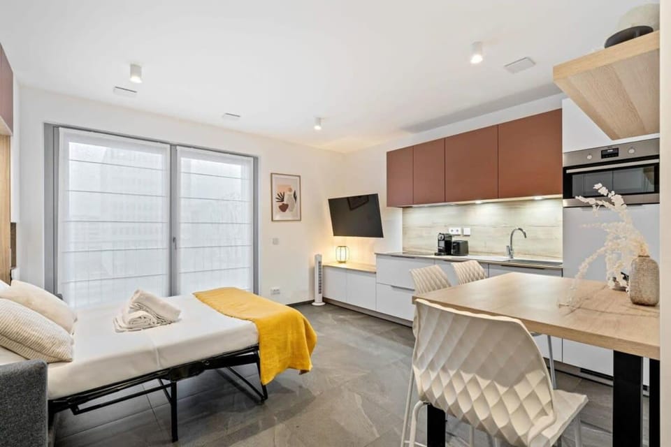 Bed, Kitchen or kitchenette, Living room, Seating area, Dining area, Bedroom, oven, stove