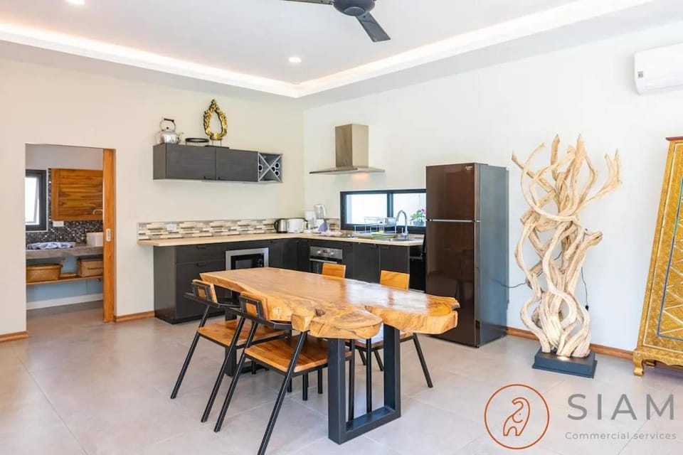 Kitchen or kitchenette, Dining area