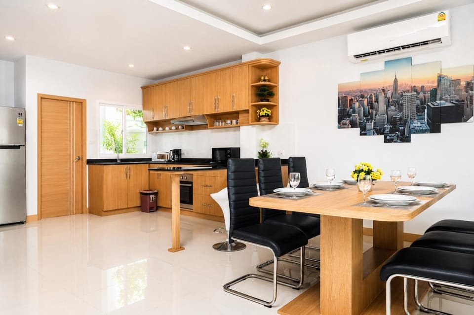 Pattaya Luxury Villa, 5BR 6BA, Private Pool with Jacuzzi Cityhouse54 Villa in Pattaya City