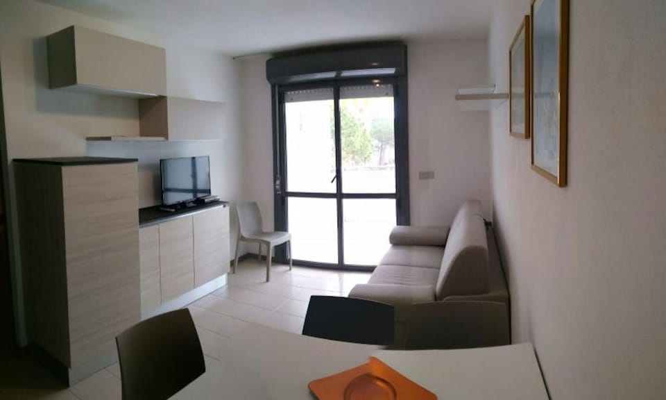 Restaurant/places to eat, Communal lounge/ TV room, TV and multimedia, Living room, Seating area