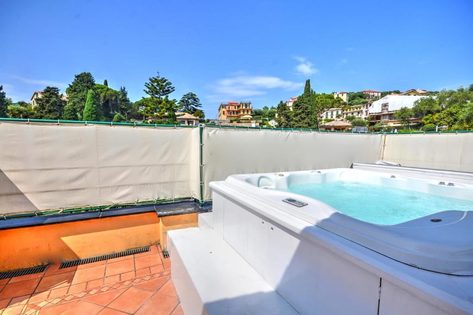 Day, Hot Tub, Swimming pool