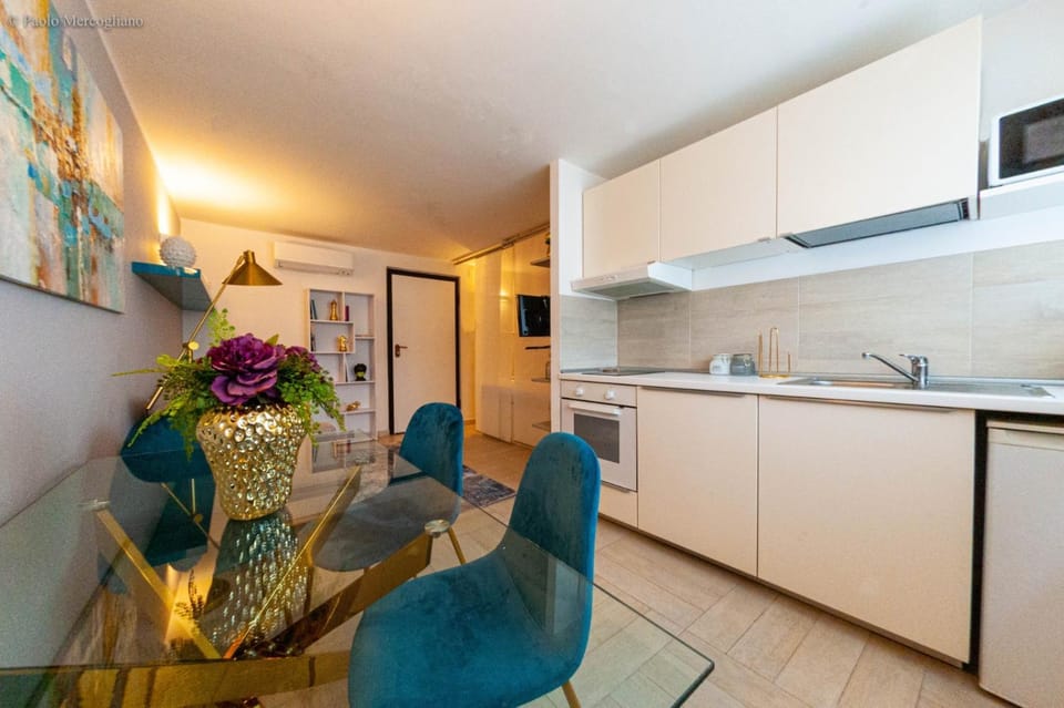 Kitchen or kitchenette, Living room, Seating area, Dining area, pet friendly, stove