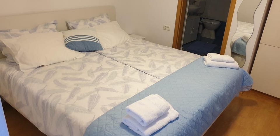 Bed, Bedroom, towels