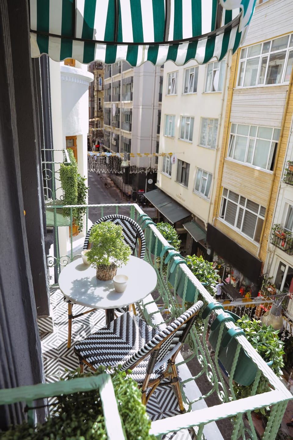 Property building, Patio, Day, Balcony/Terrace, City view, Location