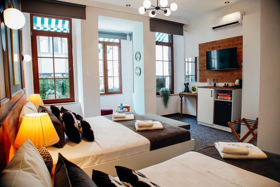 Communal lounge/ TV room, Bed, TV and multimedia, Kitchen or kitchenette, Living room, Photo of the whole room, Seating area, Evening entertainment, Bedroom, fireplace, minibar, air conditioner