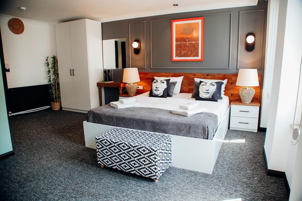 Bed, Living room, Photo of the whole room, Seating area, Bedroom