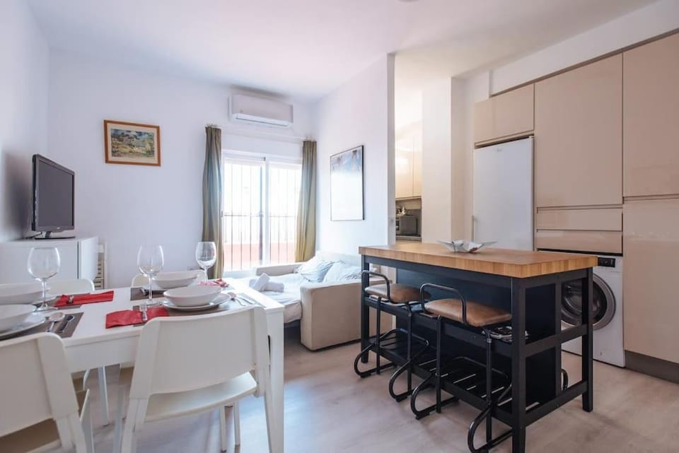 Kitchen or kitchenette, Seating area