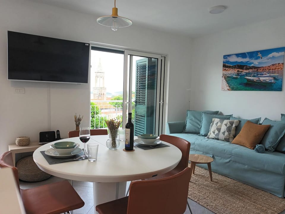 TV and multimedia, Living room, Dining area, Sea view
