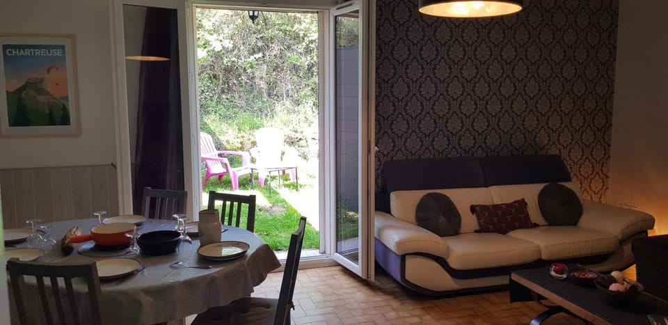 Living room, Seating area, Dining area