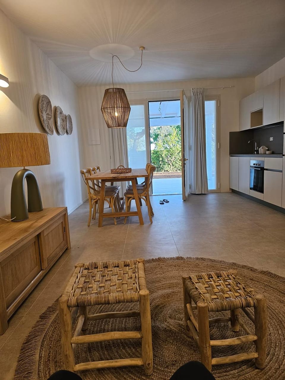 Kitchen or kitchenette, Seating area, Dining area, oven