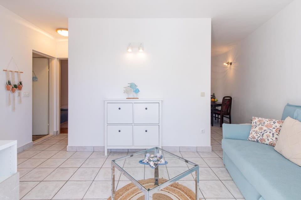 TV and multimedia, Kitchen or kitchenette, Living room, air conditioner