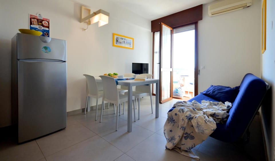 Bed, TV and multimedia, Kitchen or kitchenette, Living room, Seating area, Dining area, Bedroom