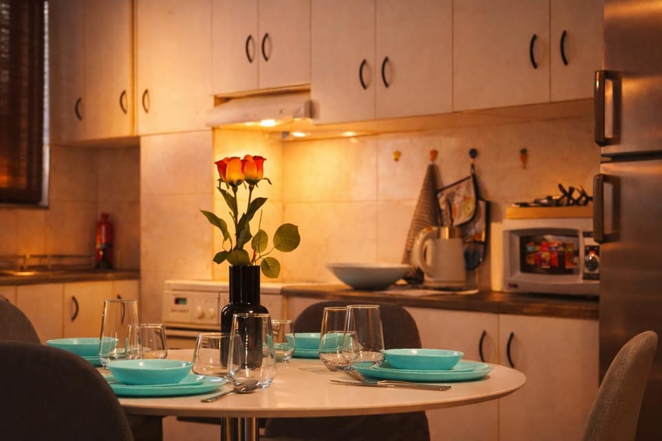 Kitchen or kitchenette, Dining area, stove