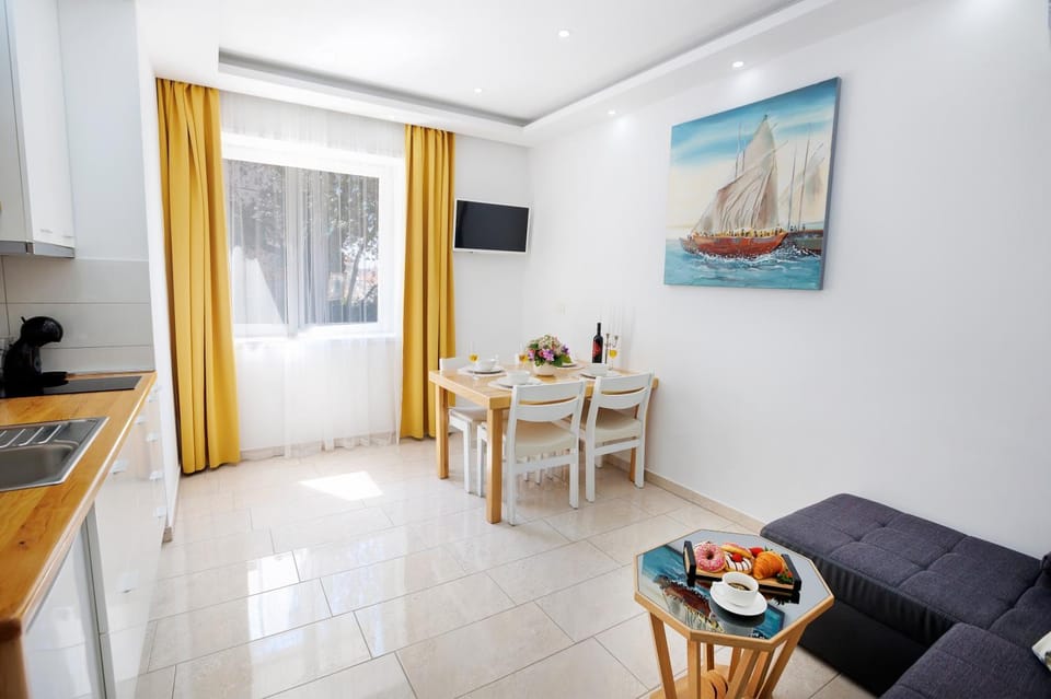 TV and multimedia, Kitchen or kitchenette, Living room, Seating area, Dining area