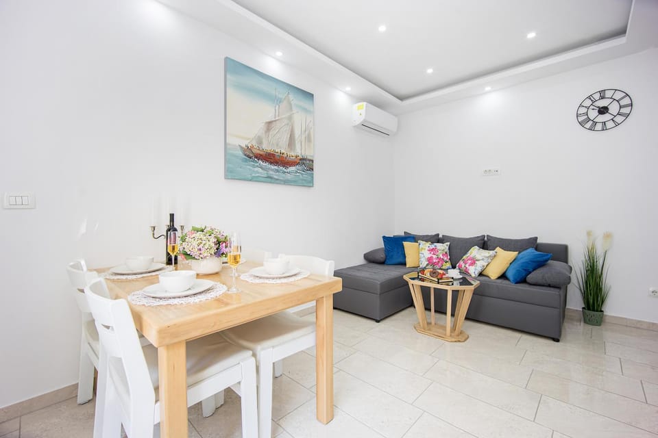 Living room, Food and drinks, Seating area, Dining area