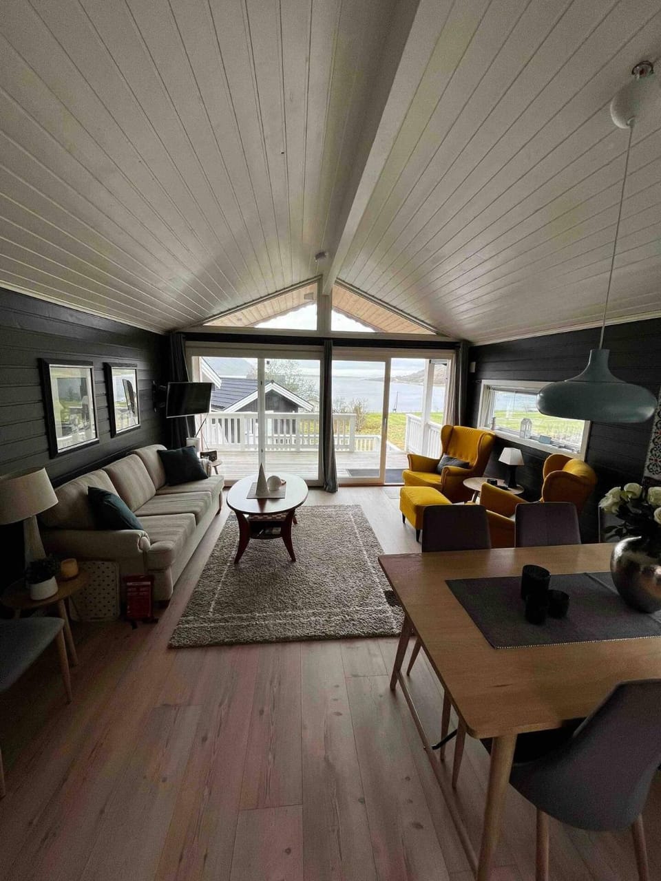 View (from property/room), Living room, Seating area, Dining area