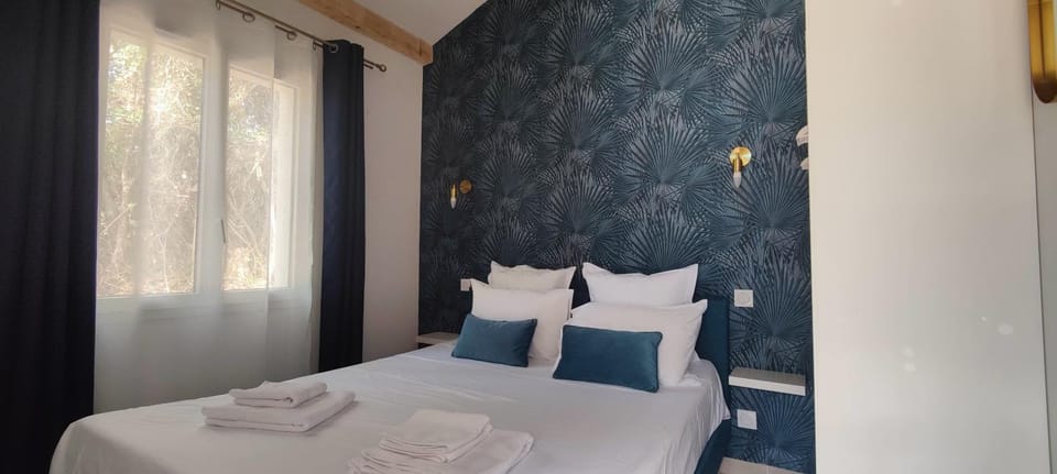 Bed, Photo of the whole room, Bedroom, towels