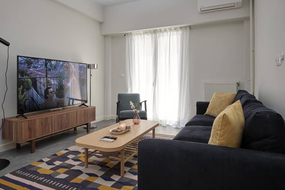 Communal lounge/ TV room, TV and multimedia, Living room, Seating area, air conditioner