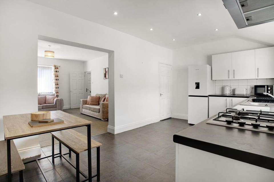 Kitchen or kitchenette, Dining area, stove