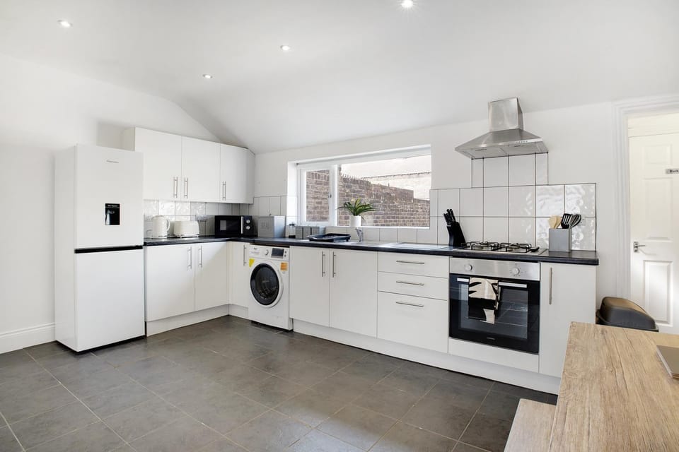 Kitchen or kitchenette, Dining area, oven, stove, washing machine