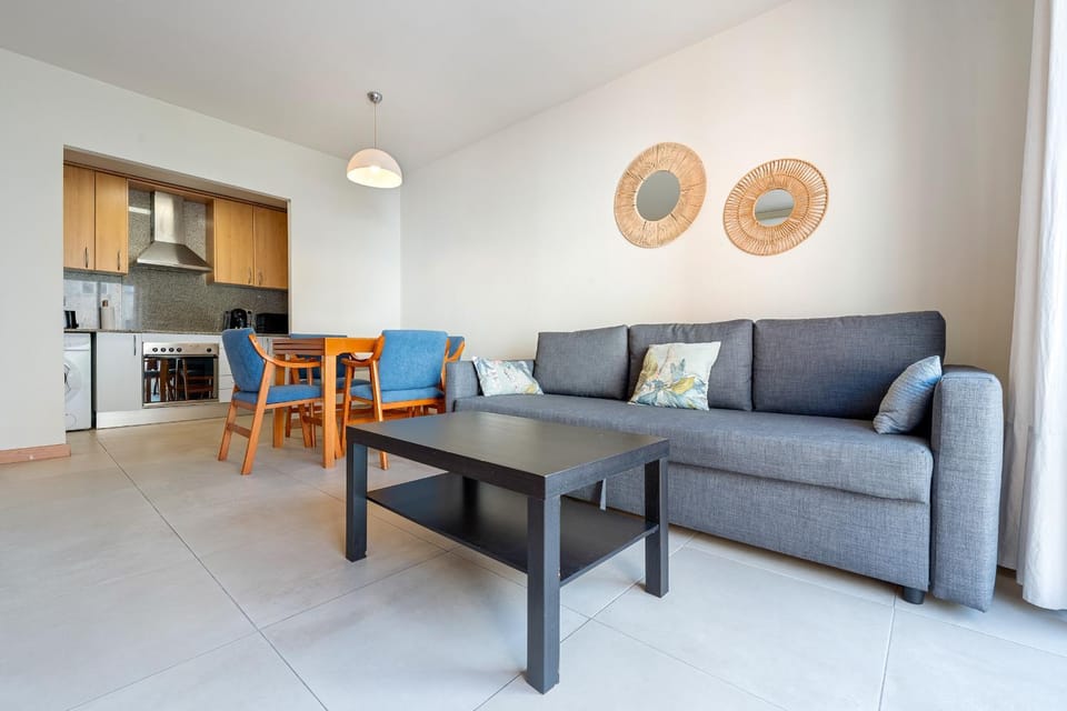 Kitchen or kitchenette, Living room, Seating area, Dining area, oven, pet friendly, stove