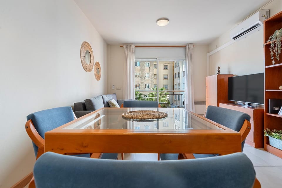 TV and multimedia, Living room, Seating area, Dining area, air conditioner