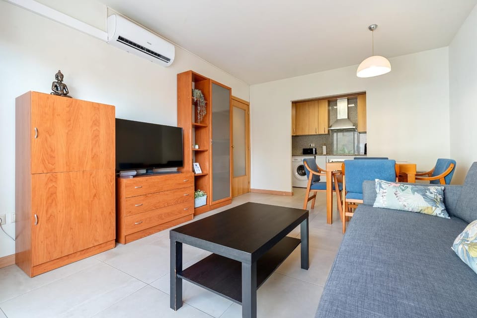 Communal lounge/ TV room, Bed, TV and multimedia, Kitchen or kitchenette, Living room, Photo of the whole room, Seating area, Dining area, Evening entertainment, Bedroom, minibar, oven, wardrobe, air conditioner