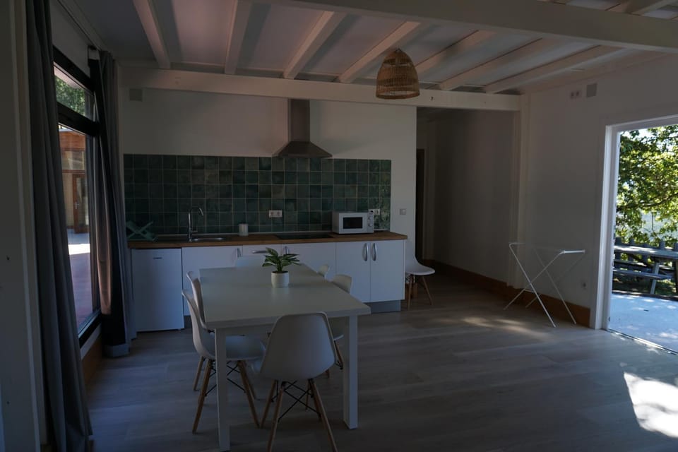 Kitchen or kitchenette, Dining area