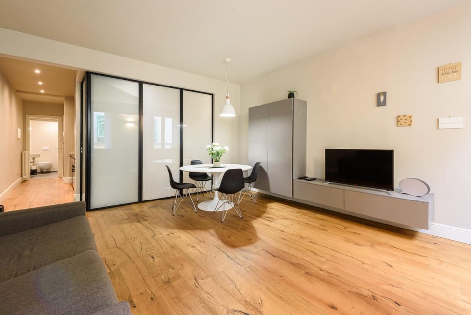 TV and multimedia, Seating area, Dining area