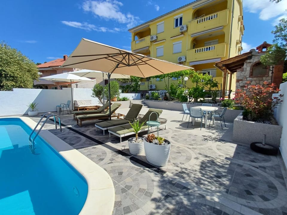 Swimming pool, sunbed