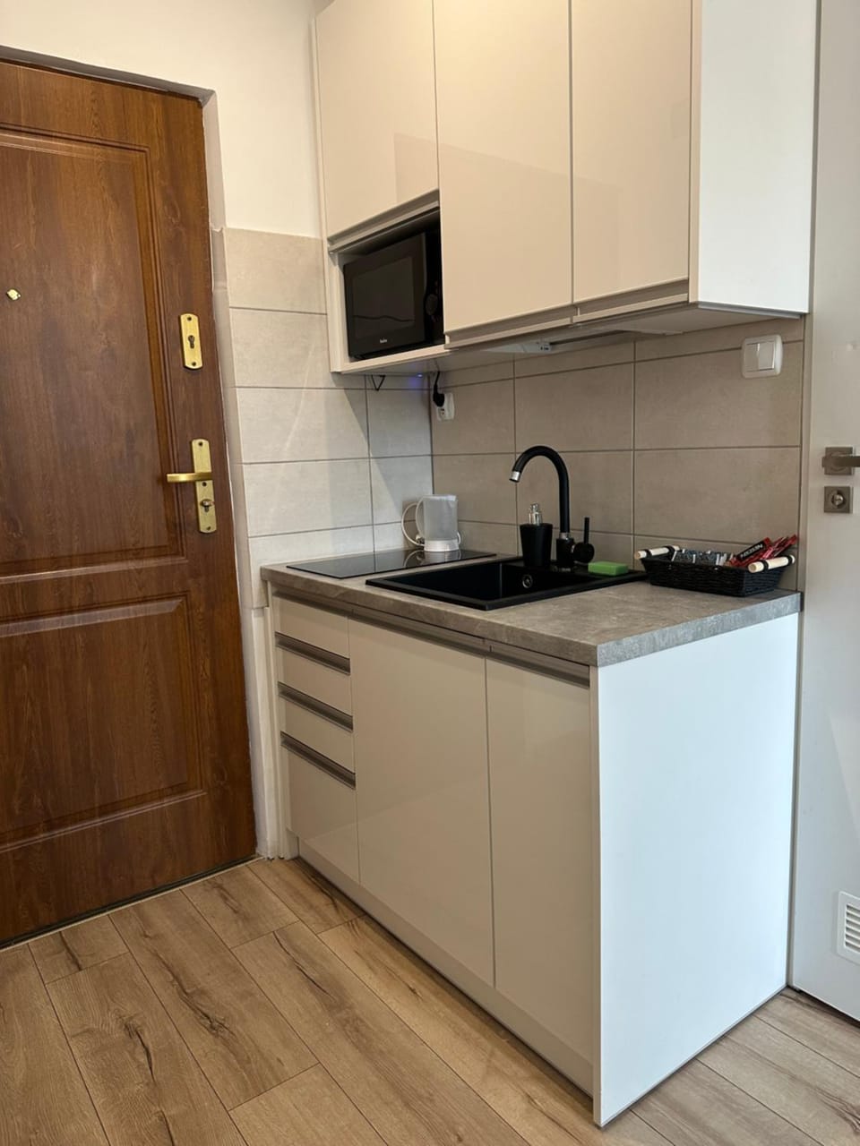 Kitchen or kitchenette, minibar