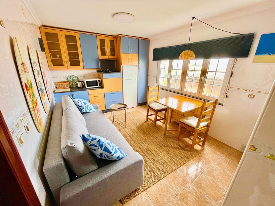 Kitchen or kitchenette, Living room, Seating area, Dining area, minibar, stove