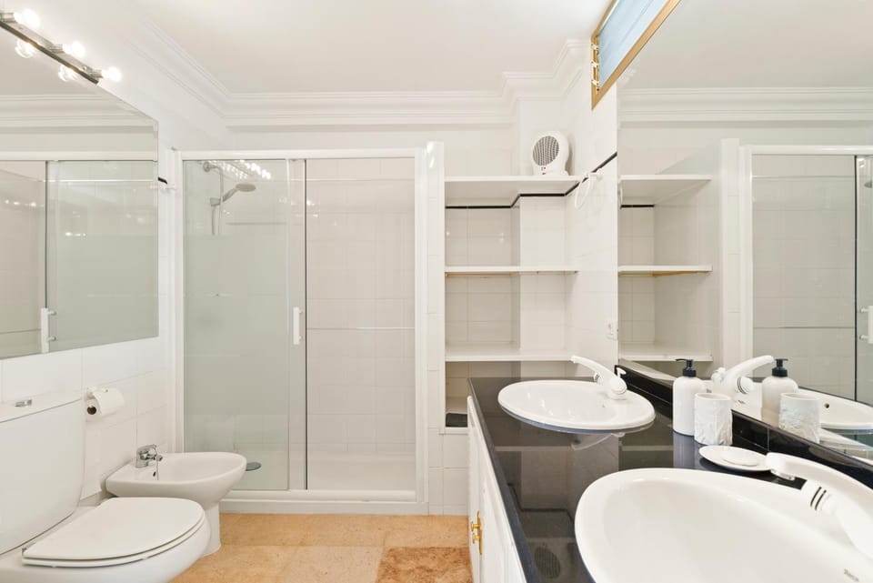 Shower, Toilet, towels
