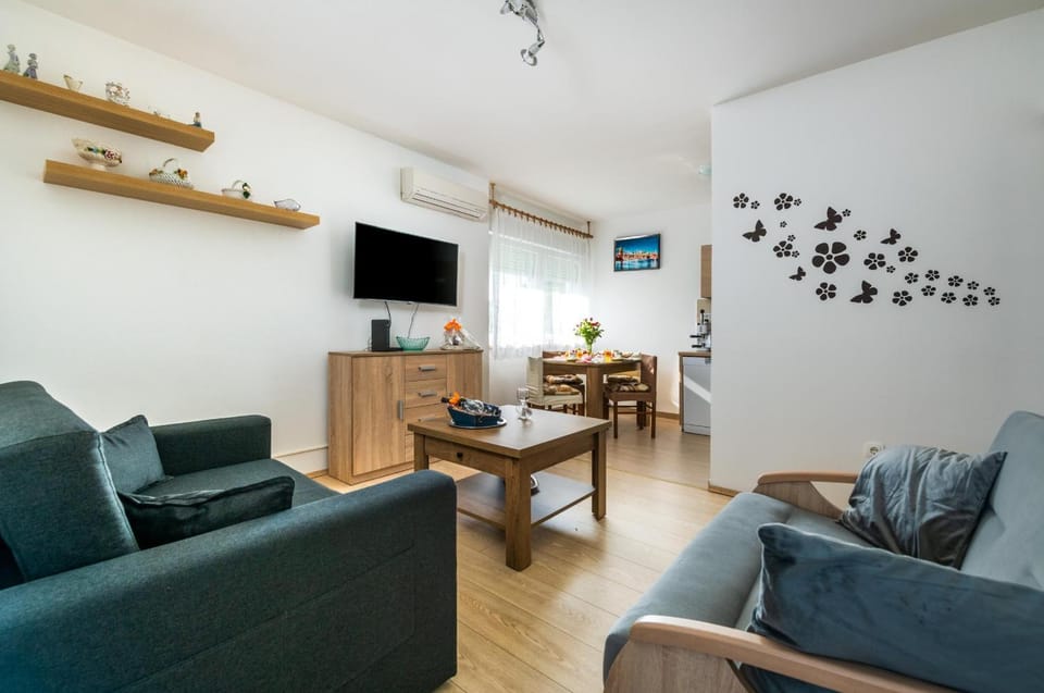 TV and multimedia, Kitchen or kitchenette, Living room, Seating area, Dining area, air conditioner