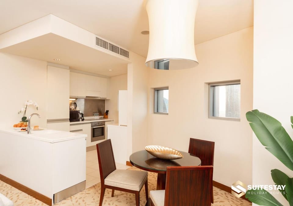 Kitchen or kitchenette, Dining area, minibar, oven, stove