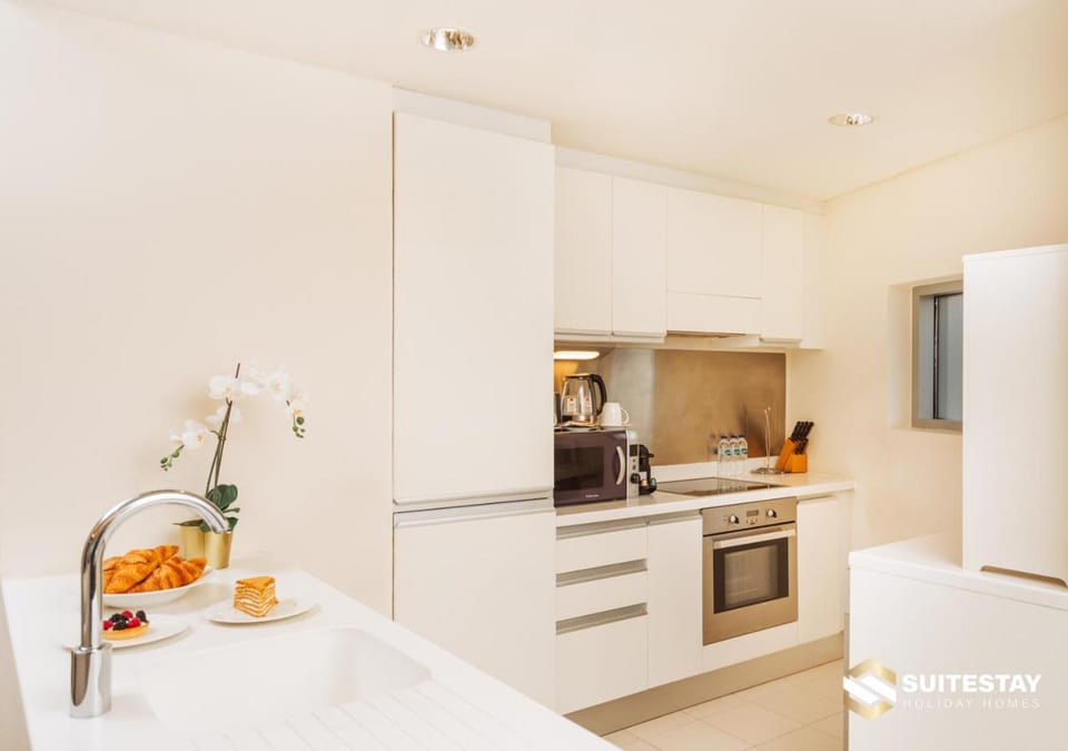 Kitchen or kitchenette, Food, minibar, oven, stove, toaster