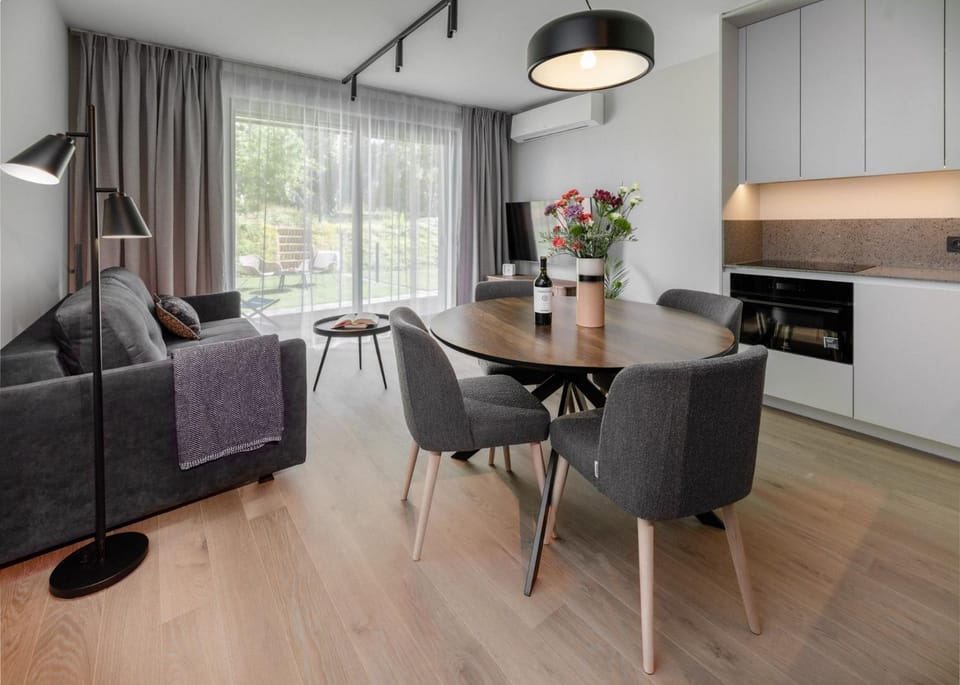 TV and multimedia, Kitchen or kitchenette, Seating area, Evening entertainment, microwave, stove, air conditioner
