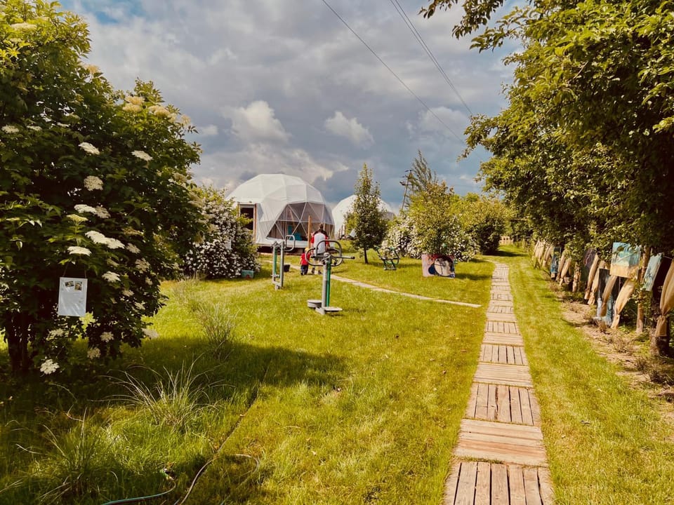 Property building, Spring, Day, People, Natural landscape, Garden, Garden view, group of guests, Family
