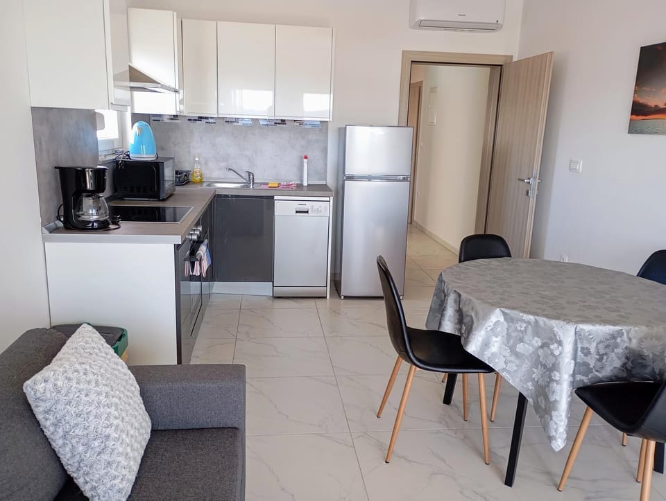 Charming 2-Bed Apartment in Okrug Gornji Apartment in Okrug Gornji