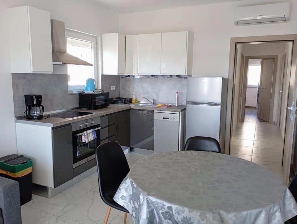 Charming 2-Bed Apartment in Okrug Gornji Apartment in Okrug Gornji