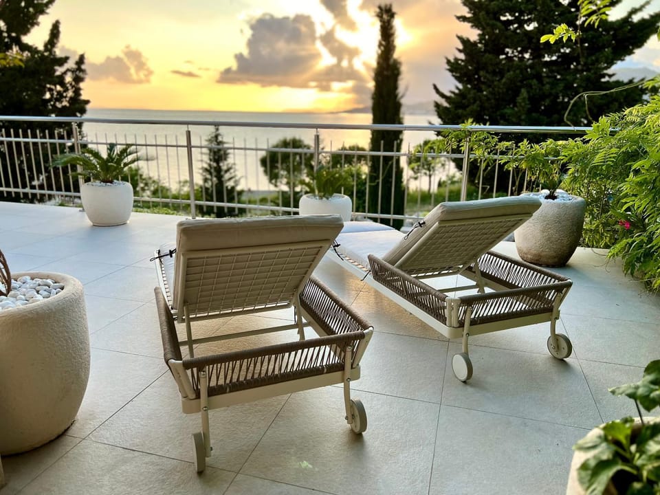 Natural landscape, Balcony/Terrace, Balcony/Terrace, Seating area, Sea view, sunbed